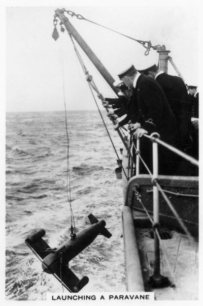 戦艦HMSロドニーからパラベーンを発射、1937年 作： Unbekannt