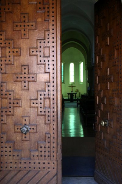 Le Plantay, Ain, France - Notre-Dame des Dombes 修道院。教会の正門。 作： Unbekannt
