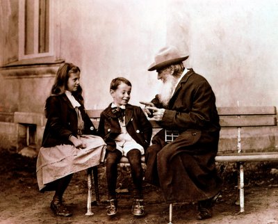 レオ・トルストイ、ロシアの作家、哲学者、神秘家、孫たちに物語を語る、c1890-1910 作： Unbekannt