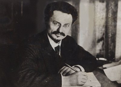 レオン・トロツキーのライティングデスク、1920年代初頭。 作： Unbekannt