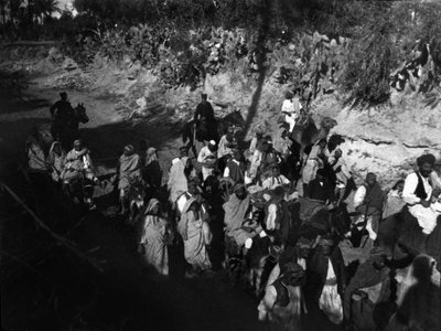 リビアでのイタリア・トルコ戦争でイタリア軍に護衛されたリビア難民 作： Unbekannt