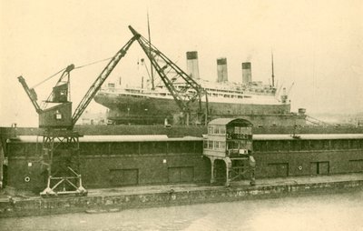 サウサンプトンの浮きドックにある壮大な56,551トンのリフィット（c1930）。 作： Unbekannt
