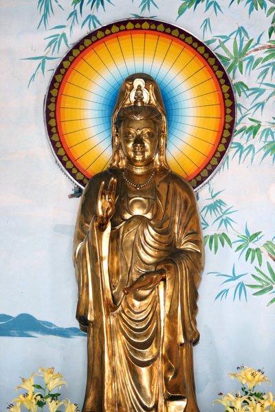 リン・ウン仏教の仏塔。慈悲の菩薩、または観音菩薩。保護のジェスチャー（Abhay）。ダナン。ベトナム 作： Unbekannt