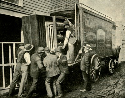取り外しのためのバンへのカメラの装填、1901年。 作： Unbekannt