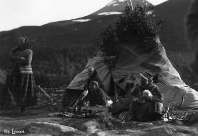 地元の女性、ノルウェー北部リンゲン、c1920s-c1930s 作： Unbekannt