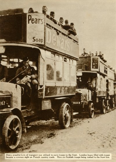 スコットランドの軍隊を前に連れて行くロンドンバス、第一次世界大戦、1914年、1935年。 作： Unbekannt