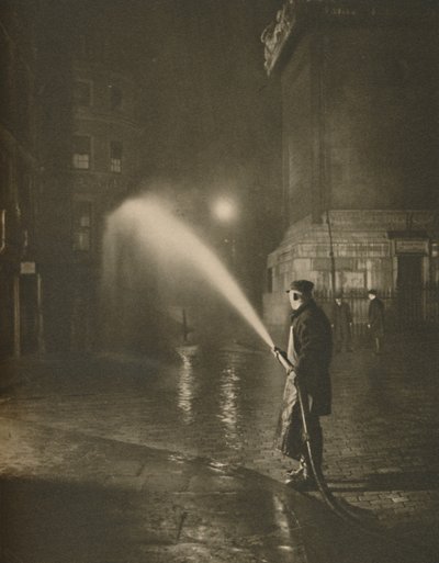 ロンドンの夜間清掃：記念碑のベースでのシーン、c1935。 作： Unbekannt