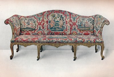長い布張りのソファ：蛇紋岩の形をした彫刻と金箔、c1750 作： Unbekannt