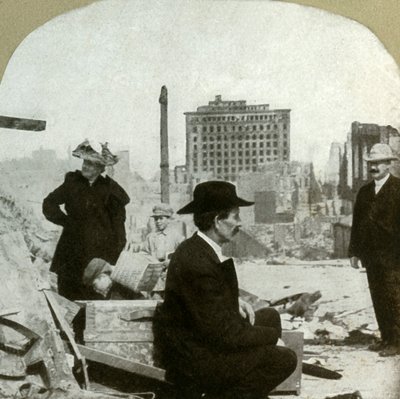 1906年にミルズビルディングの遺跡を示す、パインとストックトンの角から東を見る。 作： Unbekannt