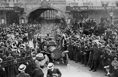 1909年7月25日、ロンドンのサボイホテルに向かう途中のルイブレリオ 作： Unbekannt