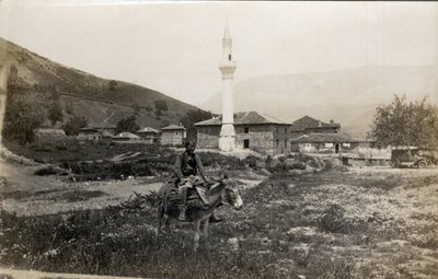 ギリシャ・マセドイヌ：ミナレットの前でロバに乗る男 - ポストカード 1914-1918年 作： Unbekannt