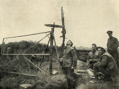 ホイールに取り付けられた機関銃...、1919年。 作： Unbekannt
