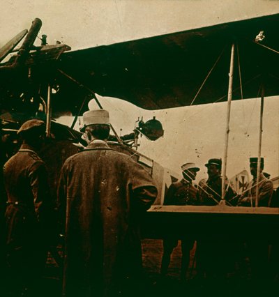複葉機に取り付けられた機関銃、上部に向かって排気、c1914-c1918 作： Unbekannt
