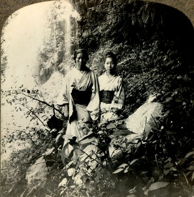 朝日の国の乙女、小木城の滝の下...、c1900。 。 作： Unbekannt