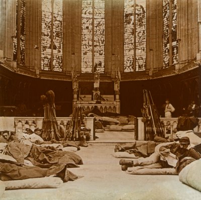 1914年、フランス北部のマルヌの教会にあるその場しのぎの兵舎。 作： Unbekannt