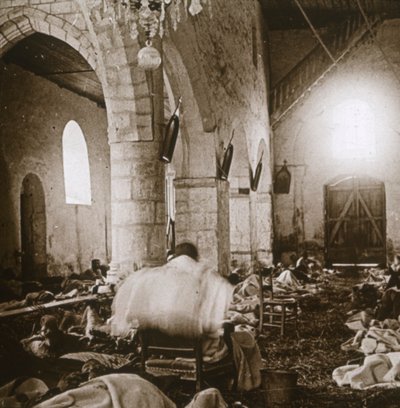 1914年北フランス、マルヌの教会の仮設病院 作： Unbekannt
