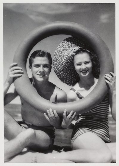 ビーチでラバーリングを覗く男女（1935年頃 作： Unbekannt