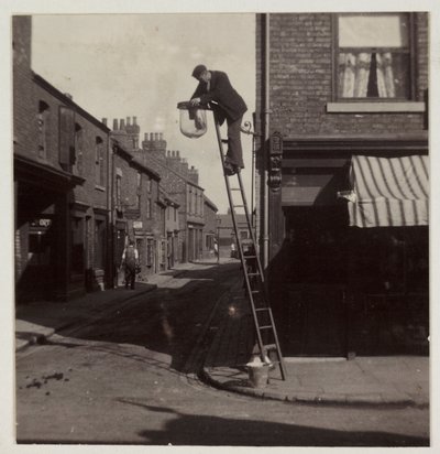 ガス街路灯を清掃する男性（1905年頃 作： Unbekannt