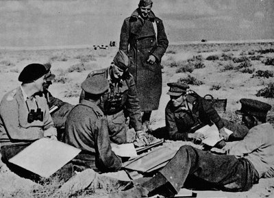 地図と計画が砂の上に広がっている1942 1944 作： Unbekannt