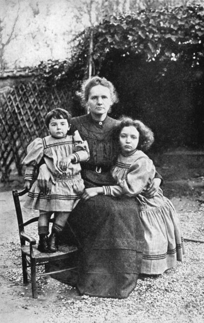 ポーランド生まれのフランスの物理学者、マリーキュリーと娘のイブ、アイリーン、1908年 作： Unbekannt