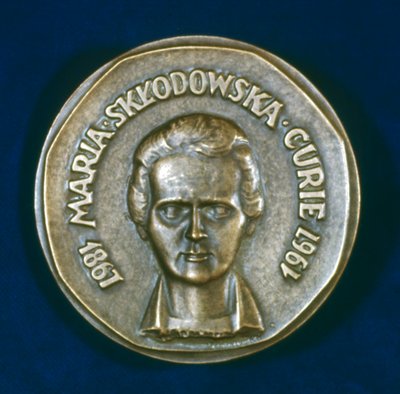 1967年にポーランドで生まれたフランスの物理学者、マリースクロドフスカキュリーを記念するメダル 作： Unbekannt