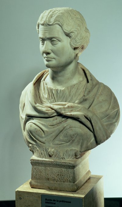神々の母の巫女メリテネ、ローマの大理石製胸像、西暦162年に奉献された。 作： Unbekannt
