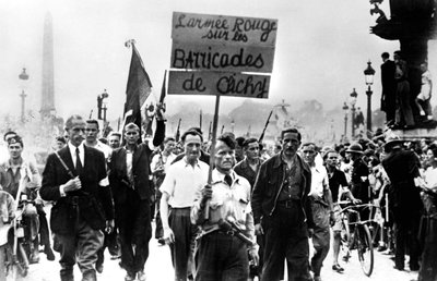 コンコルド広場を行進するレジスタンスのメンバー、パリ解放、1944年8月 作： Unbekannt