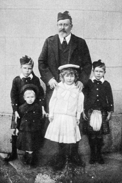 ロイヤルファミリーのメンバー、スコットランドのバルモラル、1902 作： Unbekannt