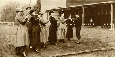 1915年、1935年のリボルバープラクティスにおけるWRNSのメンバー。 作： Unbekannt