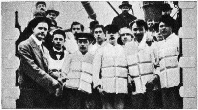 タイタニック号のライフジャケットを着た乗組員、1912年 作： Unbekannt