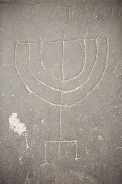 古い墓石に刻まれたメノーラ（Menorah）、ブダペスト、Hongrie 作： Unbekannt