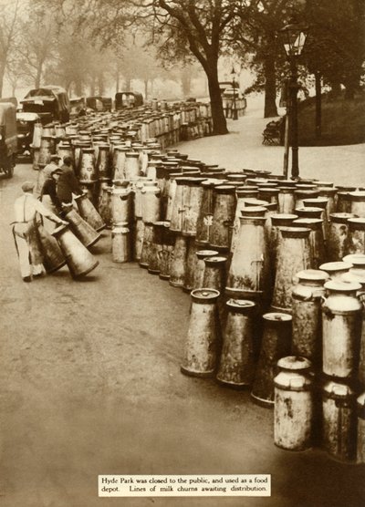 1926年、1935年、ロンドンのゼネラルストライク中にハイドパークで牛乳をチャーンしました。 作： Unbekannt