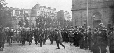 1914年8月、フランスのパリで行進している動員されたフランス軍 作： Unbekannt