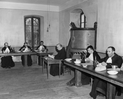 食堂での夕食時の僧侶、アシールサンレオン、フランス、c1947-1951 作： Unbekannt