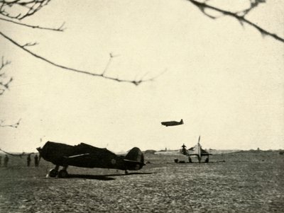 1939年から1940年、フレンチカーチスホークとハリケーンと一緒にヴァシンクール飛行場でモレーン406、1941年。 作： Unbekannt
