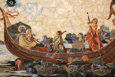 ヒンドゥー教の神、クリシュナとゴーピが船に乗っている様子を描いたモザイク。インド 作： Unbekannt