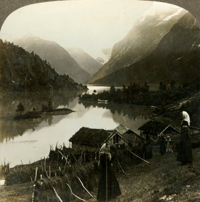 山に囲まれたローエン湖-美しさと壮大さで他に類を見ない-ノルウェー、c1905のSeten農場から。 作： Unbekannt