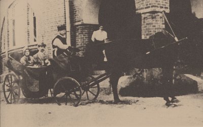 1912年にエストニアの地所で馬車に乗った最初の夫であるフォンベンケンドルフとモーラバドバーグ 作： Unbekannt