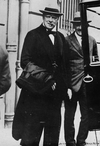 チャーチル氏は1919年、1945年にパリで行われた平和会議に出席した 作： Unbekannt