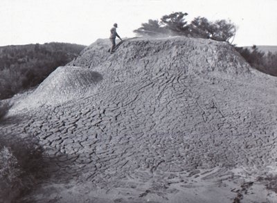 泥火山ワイオタプ、19世紀後半から20世紀初頭。 作： Unbekannt