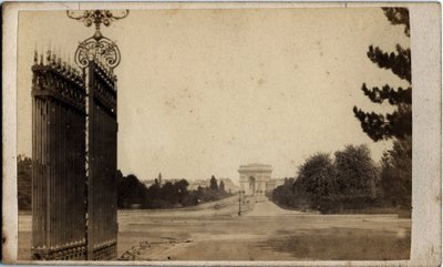 パリの自治体（1871年）：ポルテ・マイヨと凱旋門の眺め。匿名の写真撮影。厚紙にプリント Dim.17x8 cm 作： Unbekannt