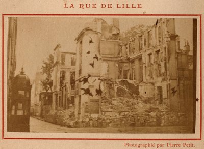 パリの自治体（1871年）：1871年5月にパリのリール通りで破壊された建物の様子。Pierre Pepetitの写真。厚紙にプリント、Dim.9x5,4 cm 作： Unbekannt