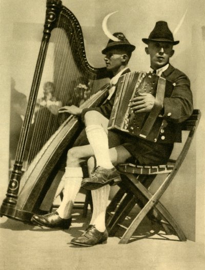 ミュージシャン、チロル、オーストリア、c1935。 作： Unbekannt