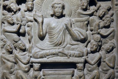 デリーのインド国立博物館。仏陀の生涯とジャカタの場面を描いたアヤガのフリーズ。イクスヴァク 紀元3世紀 アーンドラ・プラデーシュ州ナガルジュナコンダ灰色がかった石灰岩。詳細インド。 作： Unbekannt