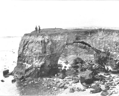 米国カリフォルニア州サンタクルス近くの海岸の自然橋、c1900。 作： Unbekannt