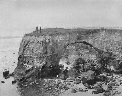カリフォルニア州サンタクルーズの近くの海岸にあるナチュラルブリッジ、c1897。 作： Unbekannt