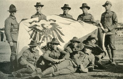 1914年、第一次世界大戦、1920年、ドイツの旗を奪ったニュージーランドの兵士。 作： Unbekannt