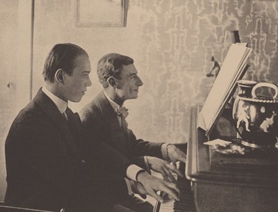 1912年、ダフニスとクロエの楽譜をピアノで演奏するニジンスキーとモーリスラヴェル 作： Unbekannt