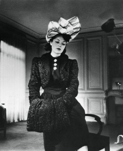1943年1月、フランスのファッションモデル、ガブリエルが着用したニーナリッチの衣装 作： Unbekannt