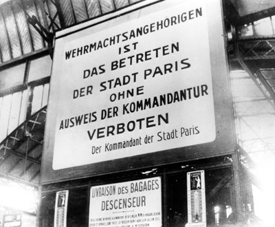 1940年7月17日、ドイツ占領下のパリの鉄道駅での通知 作： Unbekannt